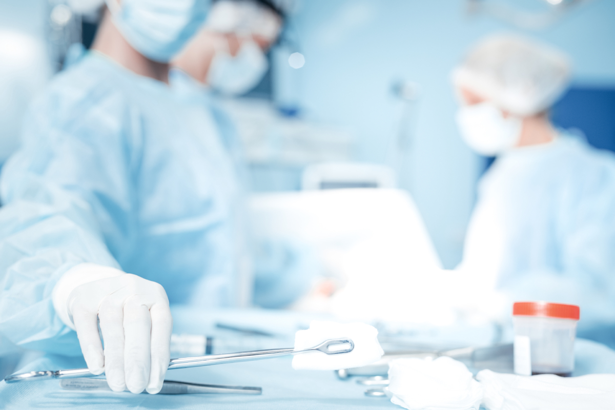 Vorbereitung von medizinischen Instrumenten im Operationssaal